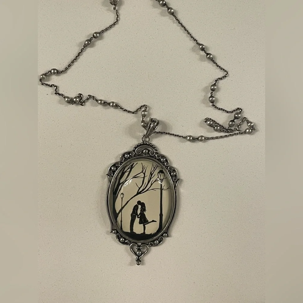 Vintage Silver cameo silhouette Kiss Pendant Necklace Victorian - Picture 3 of 4